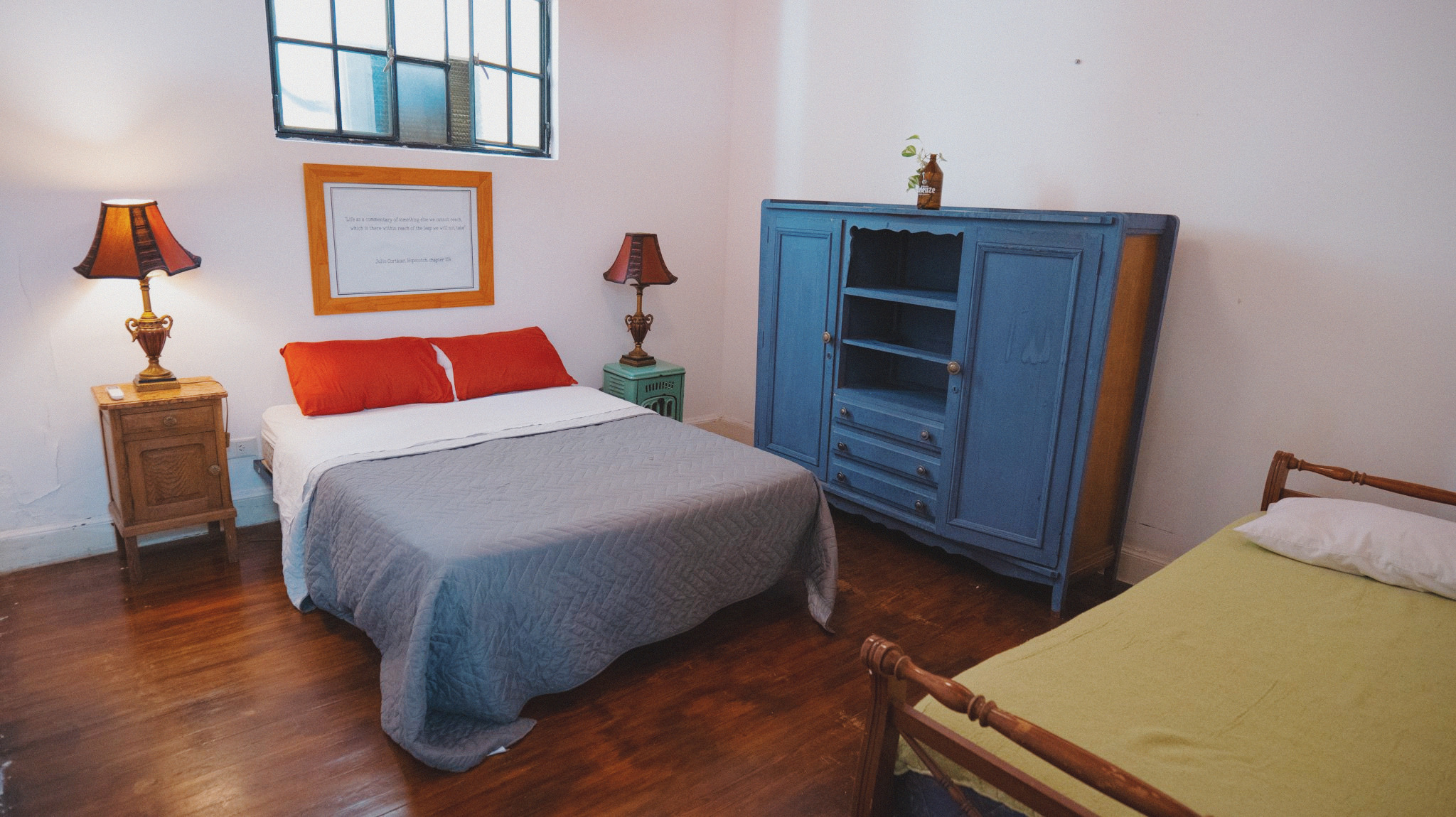 Habitación luminosa con cama doble